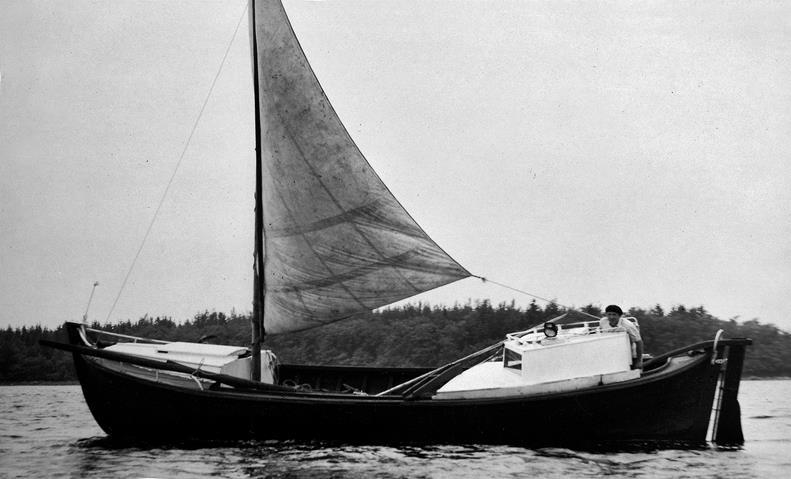 10 ja Pappakin laulunsa muistaa, Se oli halitullillan tallillan lei. Lohilaulun sävel on tällainen (Veikko hyräilee ). Sanotuksessa oli semmosta ironiaa.