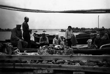 14 yhteiseks maihinnousupaikaks. Tämä tapahtu joskus 1960-luvun kieppeillä. Erkki järjesti talakoita, veivattii kauheita kiviä hikivinteleillä.