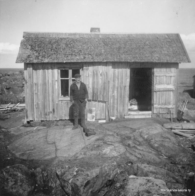 17 Forssin Paavo eli Paavo Liljefors Kaddin kalakämpän edustalla v. 1967. Kuva: Merikarvia-seura - Juhani Aalto. Siipirysa t Millanooran porstoon siipirysässä jäät makas kauva keväällä.