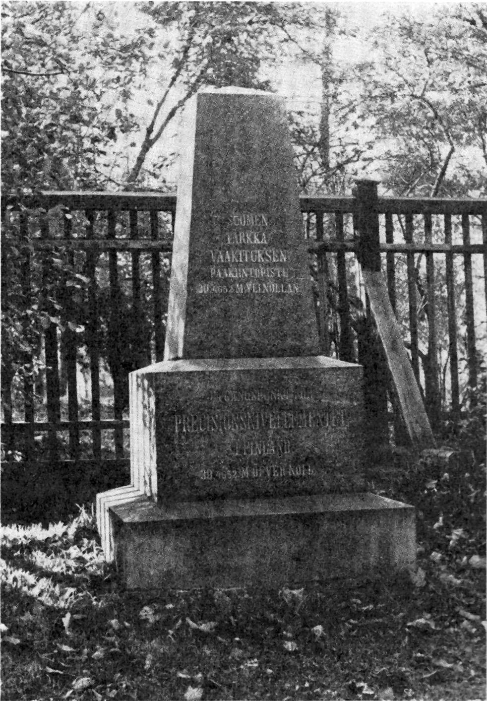 6.2. Ortometriset korkeudet 127 Kuva 6.2. Korkeusvertauspatsas Helsingin observatorion puutarhassa Kaivopuistossa, Kääriäinen 1966).