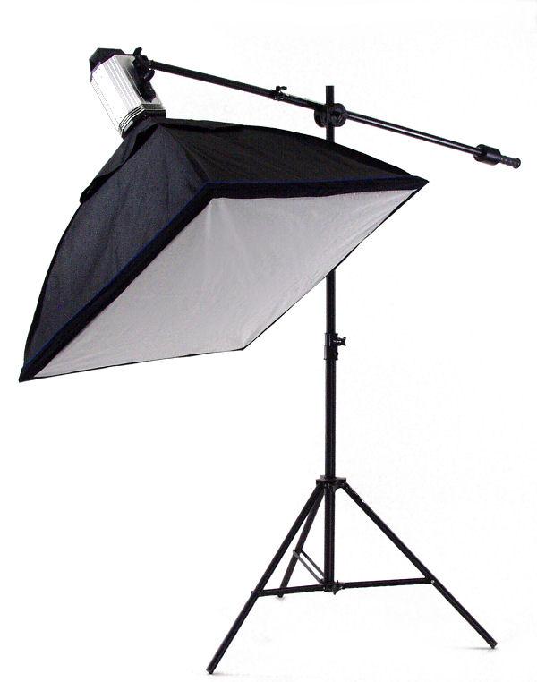 12 KUVA 7. Softbox-valaisin (Alzo video 2014) 3.2.2 Kuvattavan kohteen valaiseminen Yksi avainnuksen suurimmista haasteista on luoda kuvattavan kohteen valaistuksesta samanlainen kuin taustalle sijoittettavan materiaalin valaistus.