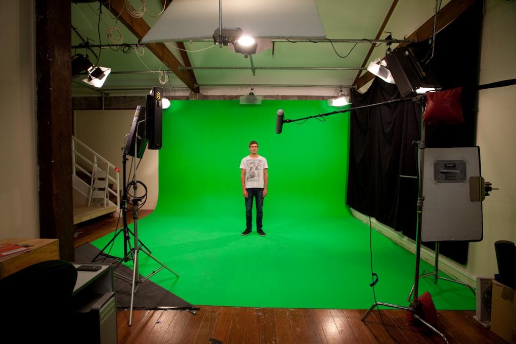 15 Usein kuvattavien henkilöiden lisäksi greenscreenillä on myös muita kuvattavia kohteita, kuten tuoleja, pöytiä ja sohvia.