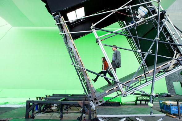 4 KUVA 1. Greenscreen-studio (Nolanfans 2011) 2.2 Historia Ennen avainnustekniikan ja digitalisen komposition syntymistä elokuvanteossa käytettiin niin sanottua traveling matte -tekniikkaa.