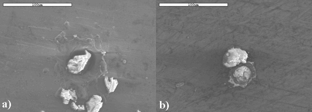 Kuva 76. Yksipulssiporauksella porattu, tukkeutunut, reikä 0,1 mm paksuisessa kuparilevyssä. a) Sisääntulopuoli, b) ulostulopuoli.