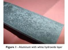 Alumiinin korroosio : Alumiinin korroosion estää sen tiivis oksidikerros : Anodisointi eli eloksointi: oksidikerroksen