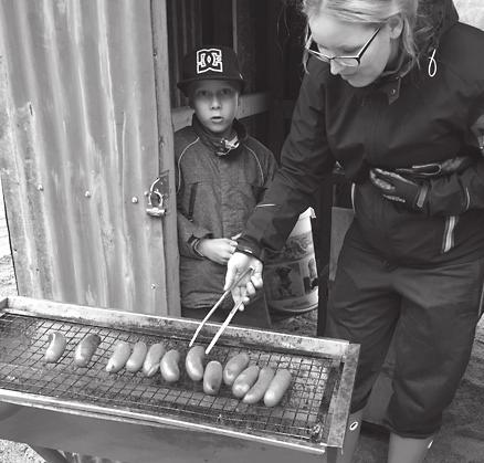 tarvittavaa pientä, mutta koska osaanottaja määrä oli kovin pieni, ei tällä kertaa talkoissa pystytty tekemään muuta kuin purkamaan whirling. Sadetta uhmaten muutama ahertaja ahersi talkoissa.