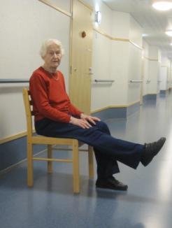 22 POLVEN OJENNUS JA KOUKISTUS ISTUEN Istu tuolilla niin, että molemmat jalat yltävät lattiaan. Ojenna jalkoja vuorotellen niin suoraksi kuin saat. Jännitä etureisiä liikkeen ajan.