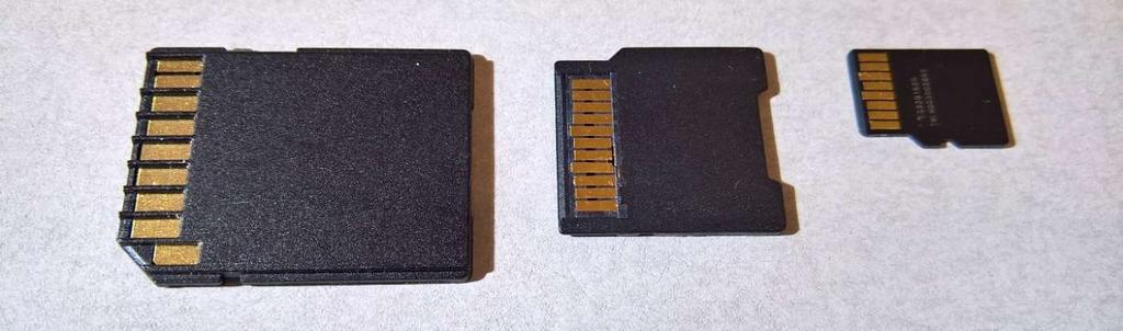 Kuva 6:ssa ovat samat korttiadapterit ja microsd-kortti takapuolelta. Korttiadaptereita löytyy myös minisd-kortin sovittamiseksi täysikokoiseen SD-korttipaikkaan. Kuva 6.
