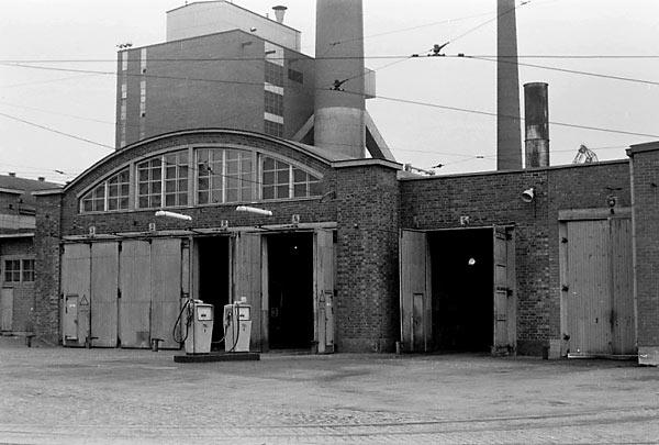 Kuva 2. Vaunuhalli Amiraalistonkadun puolelta. Kuva / Photo Jorma Rauhala 1972 /3/ Tällä hetkellä Raitiovaunuhalleissa toimii mm.