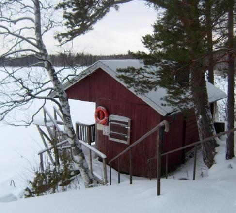 Oikeanpuoleisessa kuvassa on samassa pihapiirissä oleva piharakennus.