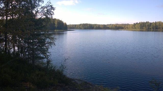 Vasemmalla kuvassa on leirikeskuksen rantasauna kuten myös selostusosan kannessa. Vuonna 1973 rakennettiin ns.