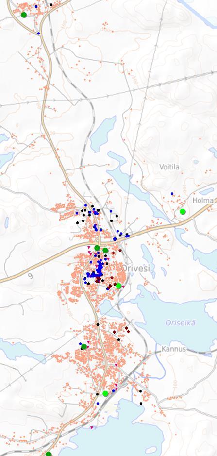 Valtaosa orivesiläisistä asuu palveluiden äärellä keskustaajaman tuntumassa, jossa ovat niin kaupalliset kuin julkisetkin palvelut.