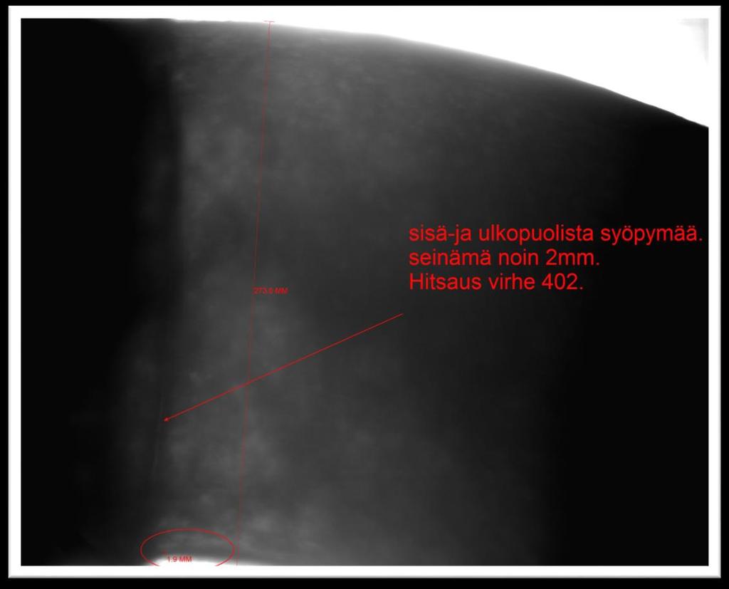 34 KUVA 10. Radiograafisen kuvauksen tulos, kuvauskohde 4 (Inspecta Oy) Yläpuolella olevassa kuvassa 10 näkyy putkikanaalissa sijaitsevan sprinklerin pääsyöttöputken mutka, joka näkyy myös kuvassa 5.