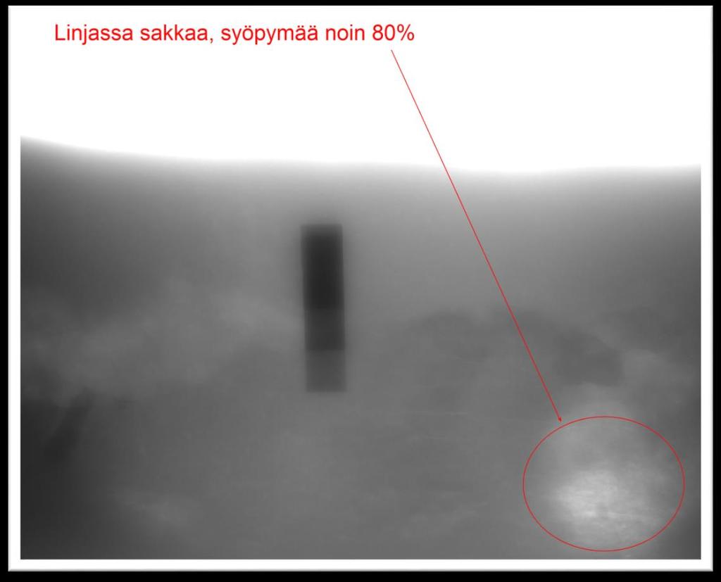 35 KUVA 11. Radiograafisen kuvauksen tulos, kuvauskohde 6 (Inspecta Oy) Kuvassa 11 on sprinklerin pääsyöttöputken osuus, joka kulkee putkikanaalissa. Sama putkenosuus on nähtävillä myös kuvassa 4.