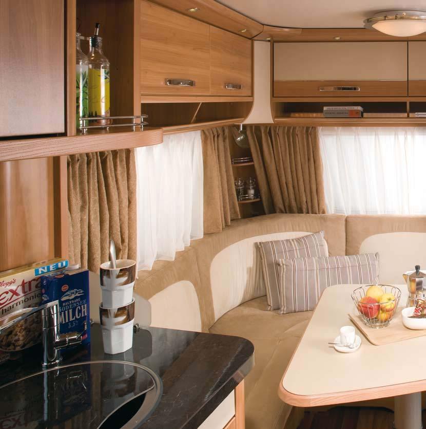 Tyylikäs ilmapiiri Ylellisen tyylikästä, harmonisia väriyhdistelmiä, hienostuneita materiaaleja. Kuvassa HYMER Nova 545:n etupään istuinryhmä ja olohuoneen uusi design.