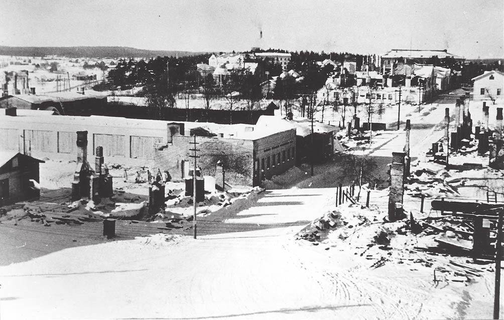 Kajaani, Kauppakatua helmikuussa 1940, SA-kuva. Kainuun Museon kuva-arkisto D SOTA-AIKA 1939-1944 (8000-10000 asukasta) Pommitukset tuhosivat keskustan alueelta 49 rakennusta ja 96 vaurioitui.