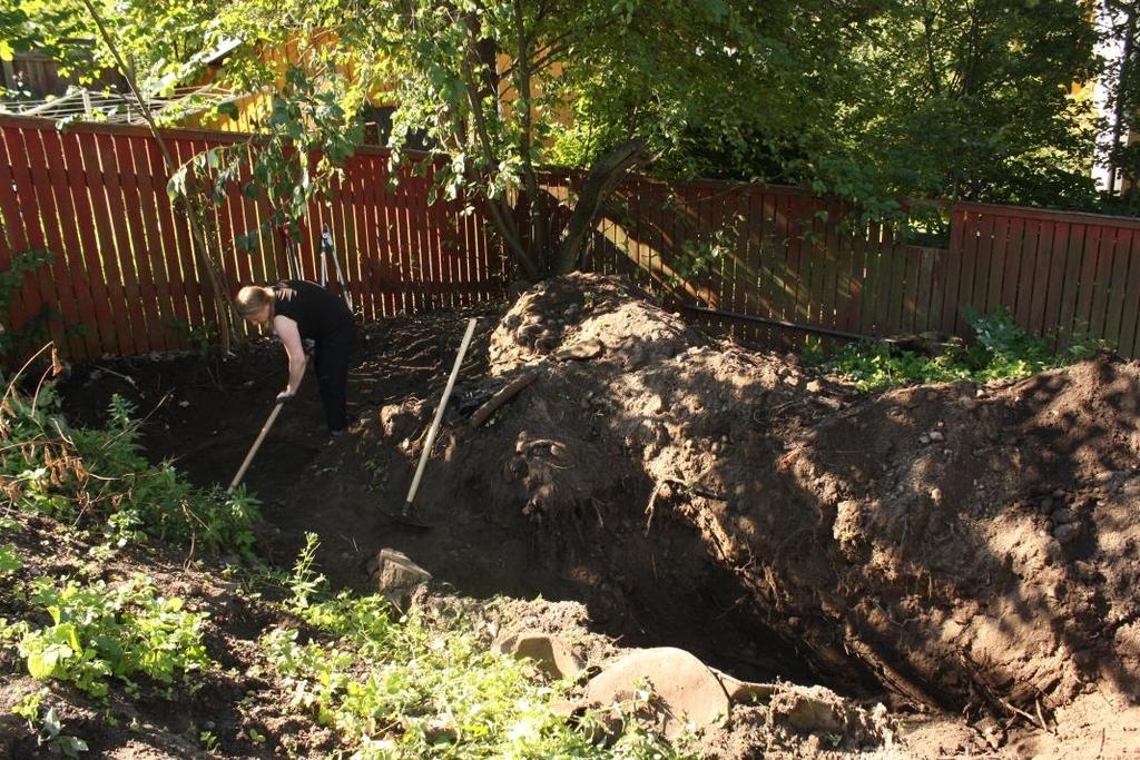 4. TUTKIMUSMENETELMÄT 9 Tulevan talousrakennuksen kohdalle avattiin maanomistajan vuokraamalla kaivinkoneella noin 5,7 x 1,0-1,7 m kokoinen ja lähinnä luoteis-kaakkoissuuntainen koeoja.