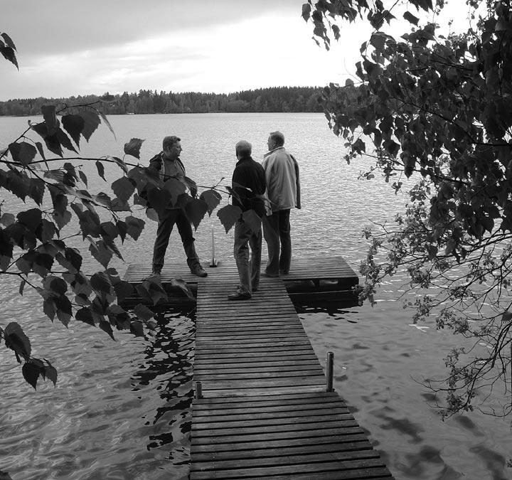 Järvi-idyllissä haaveilevat Antsa, Erkki ja Mane aurinkokesästä