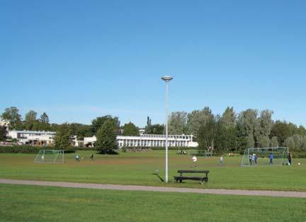 KASVILLISUUDEN KEHITTÄMISEN TAVOITTEET Silkkiniitty tulee säilyttää avoimena nurmikenttänä, jota voi käyttää monipuoliseen ulkoiluun, oleiluun ja liikuntaan, myös mm. pallopeleihin.