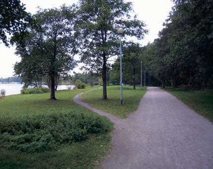 Kuva B&R Katri Luostarisen suunnittelema As Oy Kontiontien piha (1955) kuluu omenapuineen Tapiolan esimerkillisiin rivitalopuutarhoihin.