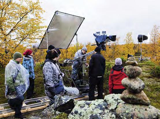 «Pohjoisen kuvauksissa satoi melkein jokaisena päivänä. Kuvausryhmä valmistautuu seitakohtauksen kuvauksiin Enontekiöllä Norjan rajan läheisyydessä. (Kuva: Janne Elkki.