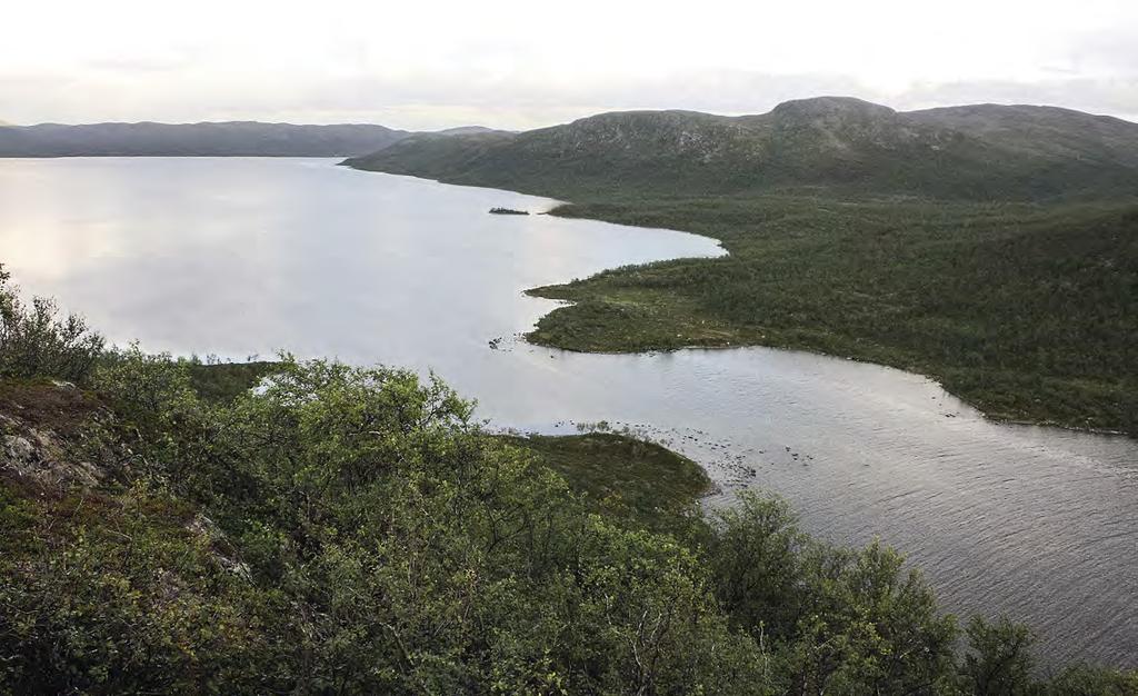 Kilpisjärveä ja Ala-Kilpisjärveä yhdistää salmi, jossa kulkee Suomen ja Ruotsin raja.