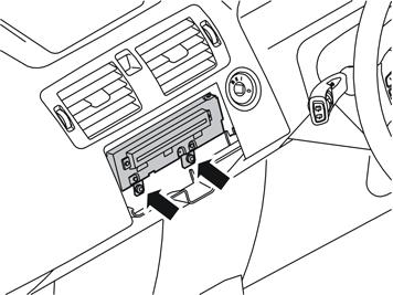 J8504535 61 Mediasoittimella varustetut autot Irrota kaksi ruuvia mediasoittimen alareunasta. Vedä mediasoitin ulos ja irrota liitinkappale takapuolelta. Huom!