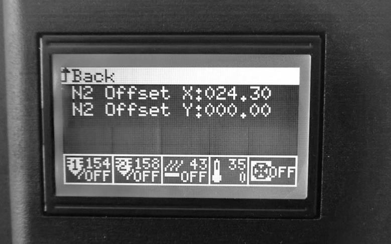Rakenteellisten eriäväisyyksien vuoksi arvoissa voi olla pieniä eroja laitteiden välillä. 1. Klikkaa MENU - > EXTRUDER OFFSET 2. Kohdistuksen vakioarvot: N2 Offset X: 024.