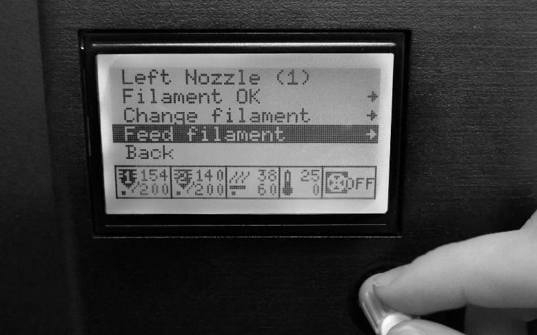 23 6.2 TULOSTUSMATERIAALIN SYÖTTÖ/VAIHTO Valitse haluamasi toiminto: LEFT NOZZLE (1) FILAMENT OK -> Haluamasi tulostusmateriaali on syötettynä suuttimeen (1).