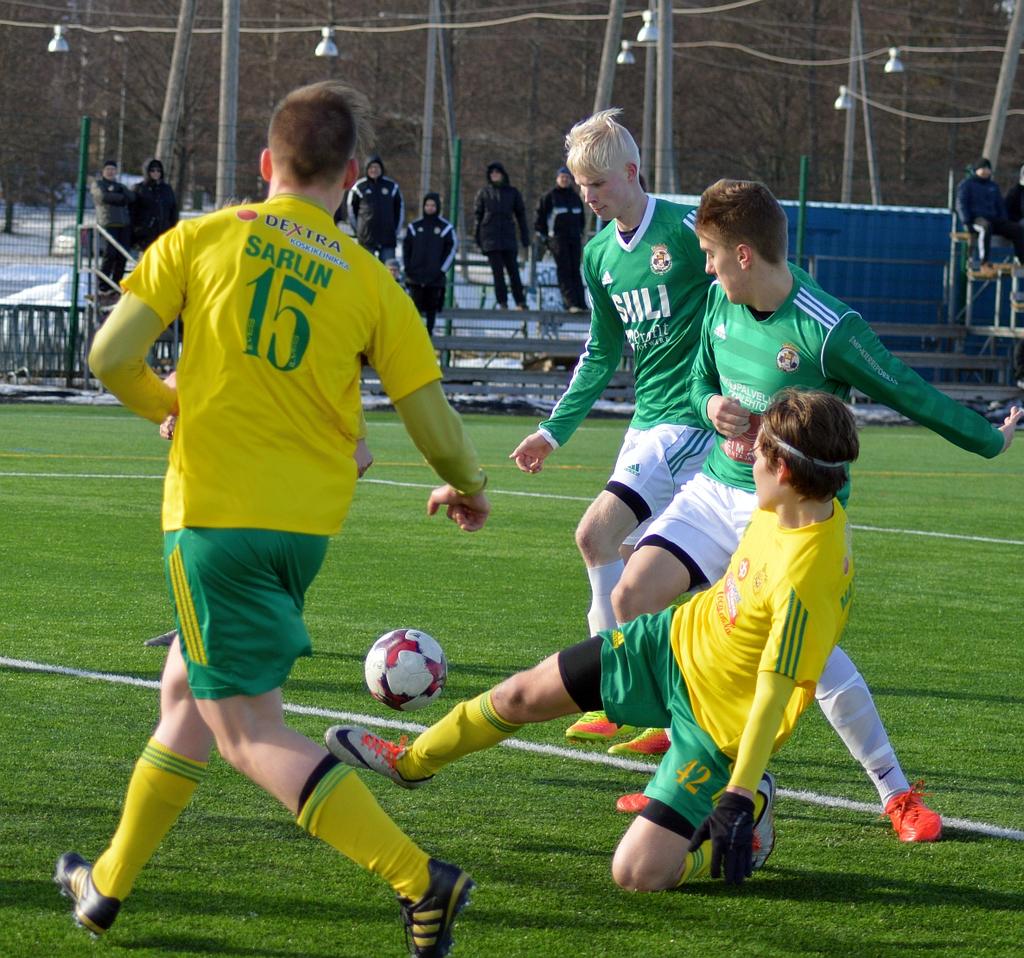 Joona saa pallon jalkaansa ja kaventaa. Ilves oli tänä keväänä parempi jokaisella osa-alueella.