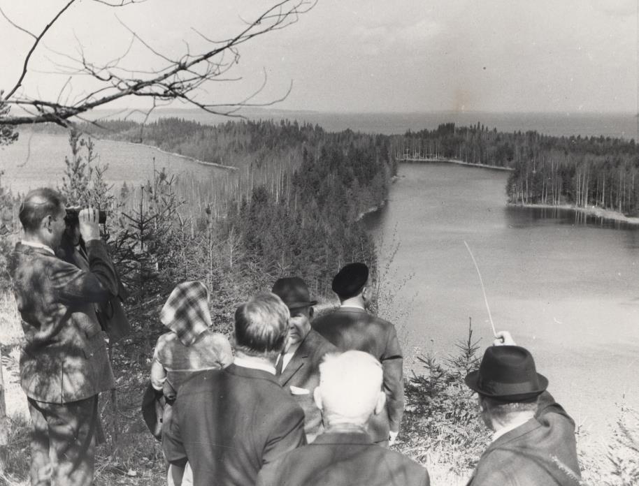 7 Kotiseuturetki Kirkkovuorelle vuonna 1967. Kuva: Pohjois-Karjalan maakuntamuseo Carelicum.