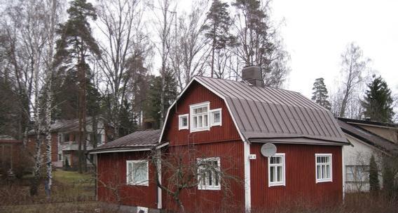 rakentumista ja sen varhaisvaiheita selkeähahmoinen, mansardikattoinen pieni huvilarakennus, jota on laajennettu 1980-luvulla vanhaa osaa