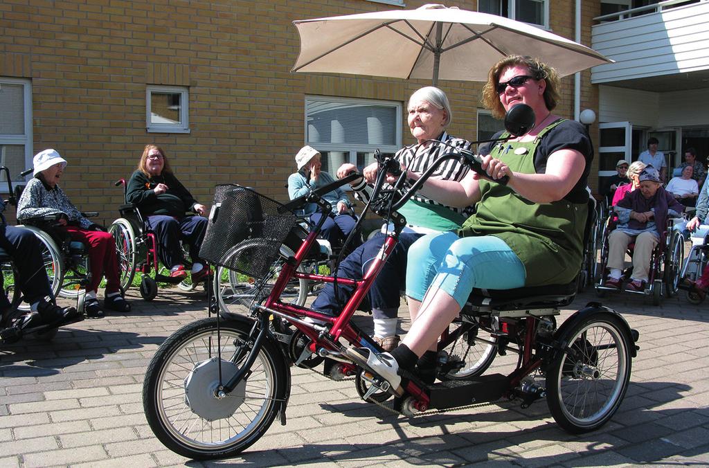 Huoneen kalustaminen Huoneen vakiokalustukseen kuuluu hoivasänky. Hoivasänkyä ei voi vaihtaa omaan, koska korkeussäädettävässä vuoteessa olijaa on kaikissa tilanteissa helpompi avustaa.