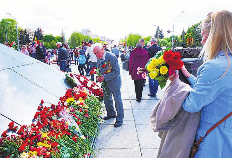 Sivu 10 STP vappuna: Työkansan luokkatietoisuus herätettävä Kapitalisti onkin kyennyt tekemään työläisen hyvinvoinnin madaltamisesta omaa kilpailukykyään lisäävän tekijän.