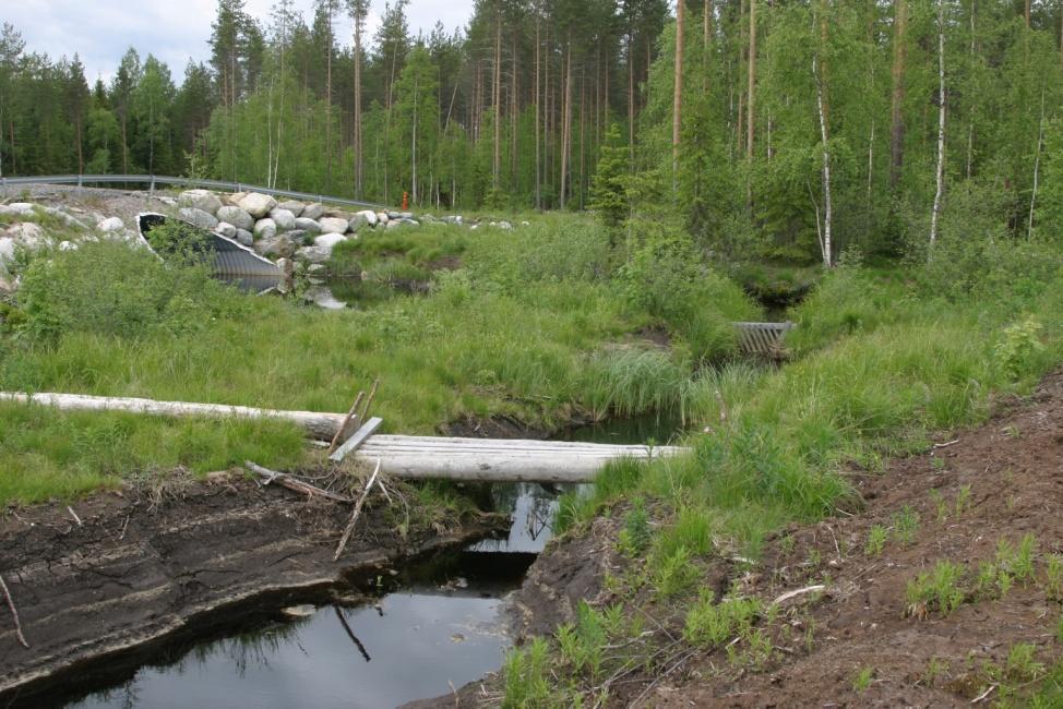 tuotantoalueen ulkopuolisia vesiä, on varustettava lietesyvennyksillä Kuvissa