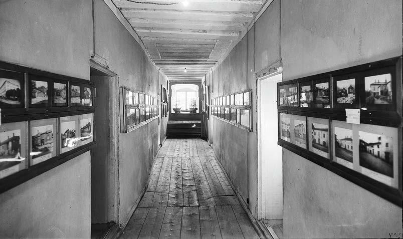Gustaf Welinin negatiivit linnan näyttelyhuoneista paljastavat, että museon silloisten näyttelyhuoneiden 31 ja 32 välisessä käytävässä esiteltiin yleisölle Åbo i Äldre tider sekä Vanhaa Turkua