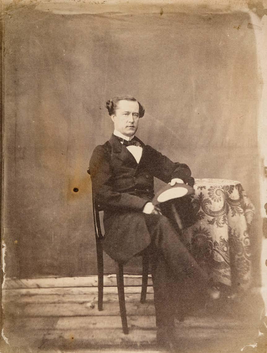 Tuleva kunnallispormestari Herman Höckert (1824 1891) kädessään silinterihattu. Reinbergin raakavedoksessa näkyy ateljeerakennelman lattiana olevat laudat. J.