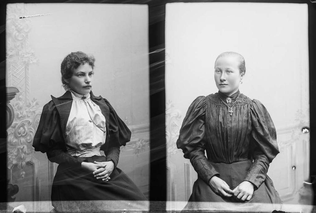 37 Kiharatukkainen nainen on rouva Jakobsson, ja nainen, jolla on ristiriipus kaulassaan on Zaida Gustafsson. Edw. Axelsson, 1890-luku.