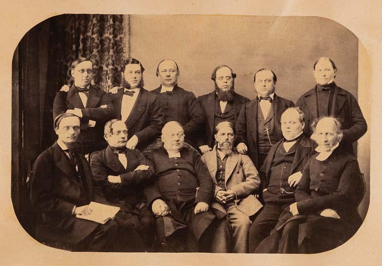 Armfelt donerade fotona 1910. Januariutskottet grundades den 20 januari 1862. 18 Takarivissä vasemmalta: / Bakre raden från vänster: A. Björnberg, M. E. Alopæus, E. G. Wasastjerna, J. M. Hackzell, A.