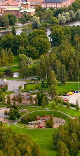 Kivat ja monipuoliset leikkipuistot, kuten Pelle Hermannin puisto merirosvolaivoineen, Angry Birds -