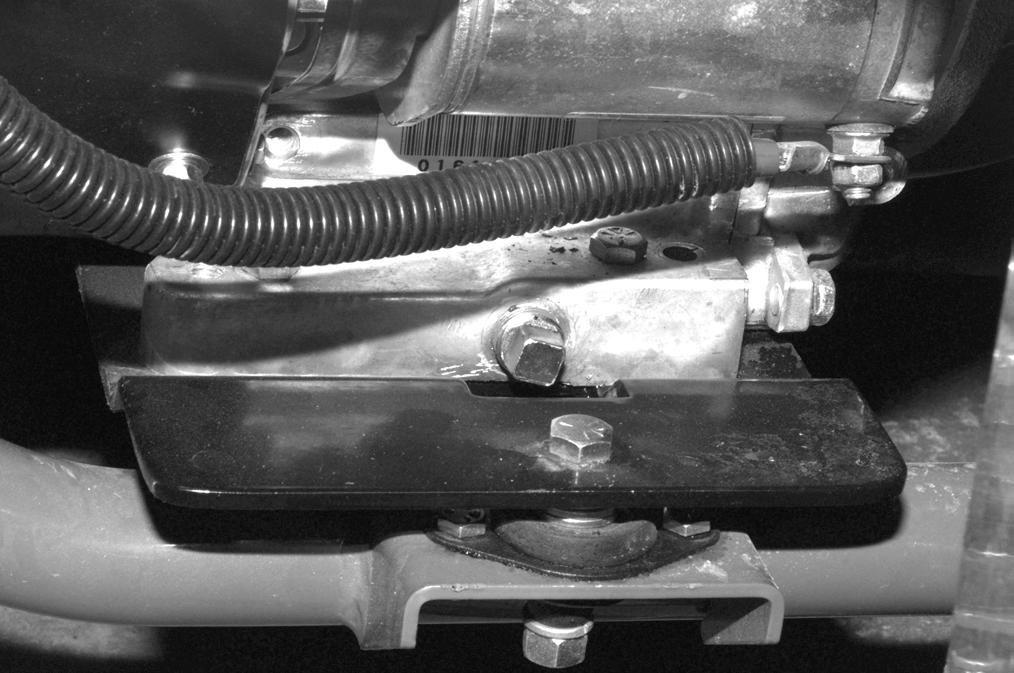 1 Kun moottori on ensin lämmitetty, poista tyhjennystulppa (kuva 5.3.2) ja tyhjennä kaikki öljy kampikammiokaukalosta. 2 Puhdista tulppa ja vaihda uuteen.