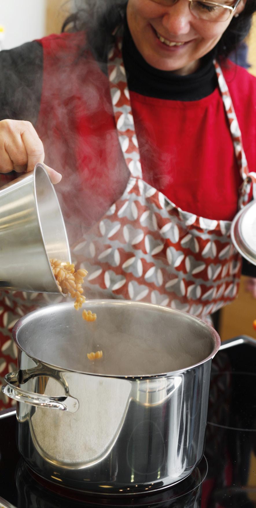 Ruokamartat Uudenmaan Marttojen kanssa sopimuksen tehneitä ja koulutettuja vapaaehtoisia Ruokamartat pitävät ruokakursseja ja luentoja toisille martoille sekä muille kohderyhmille Ruokamartta tekee