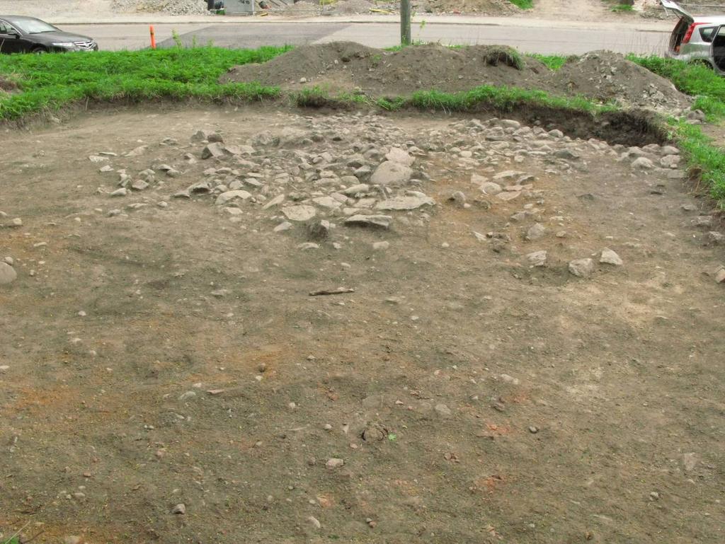 11 Koekaivausalue 7 Kuva 6: Rakennuksen pohjat lännestä kuvattuna. Tutkimusalueen itäosassa olleelta terassilta poistettiin koneellisesti turpeet ja pintamaat 100 m² laajalta alueelta.