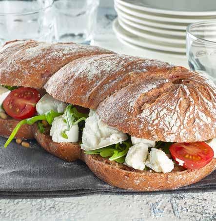 Punajuurivuohenjuustoleipä 1 kpl SBS Punajuuri-Spelttileipä 20 g Rucolaa 120 g Vuohenjuustoa 100 g Tomaattia 20 g Hunajaa 15 g Pinjansiemeniä