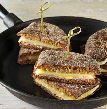 Asettele rucolat patonkien väliin ja täytä patongit massalla. Koristele sweet chili -kastikkeella tai suikaloidulla chilillä sekä ruohosipulilla ja korianterilla.
