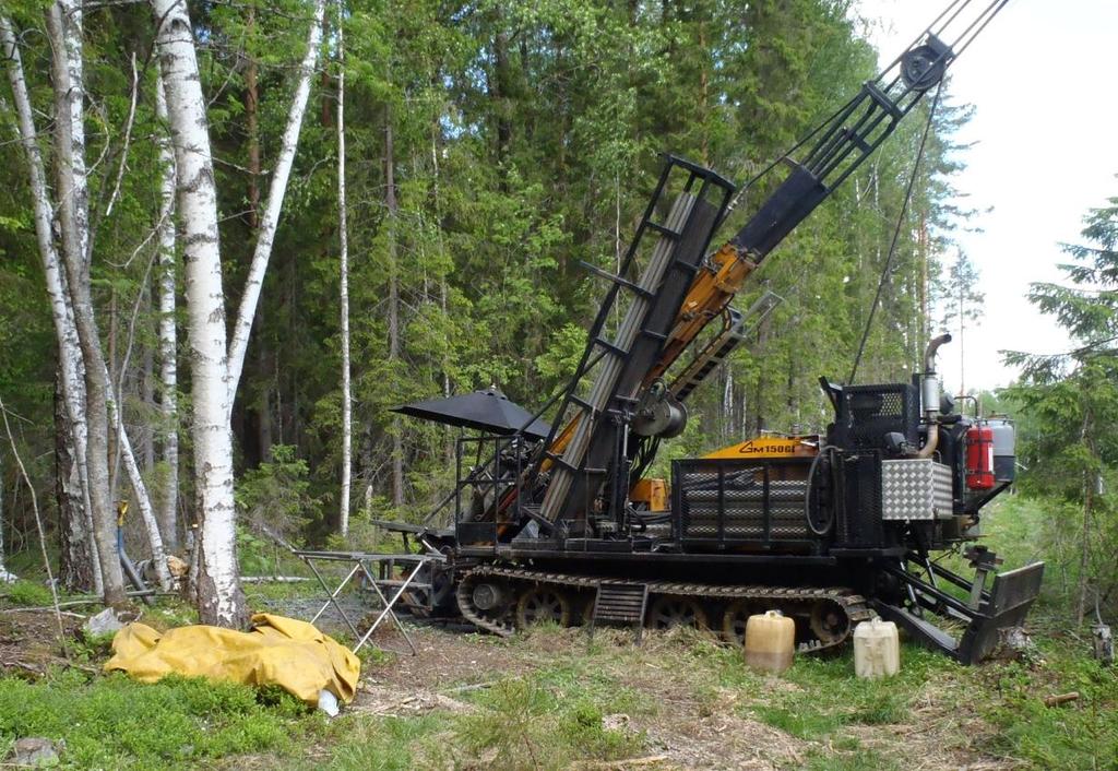 GEOLOGIAN TUTKIMUSKESKUS 4 Kuva 2. Poka-kairausyksikkö (GM150) reiällä N4332012R5. Fig. 2. Drill rig (GM150) while drilling the hole N4332012R5. 2.3 Kemialliset analyysit Kairasydämistä tehtiin yhteensä 23 kpl kemiallisia analyysejä.