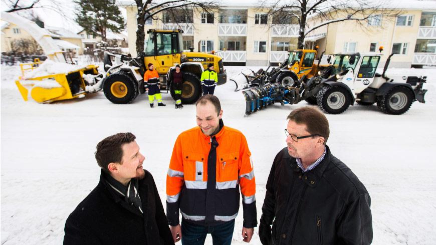 YRITYSVASTUURAPORTTI 2016 89 CASE Kadut kunnossa yhteistyöllä Ylläpitopäällikkö Saku Kekäläinen (vasemmalla) ja pyöräkoneenkuljettaja Pekka Parviainen Mestarilta sekä palveluohjaaja Mika Holopainen