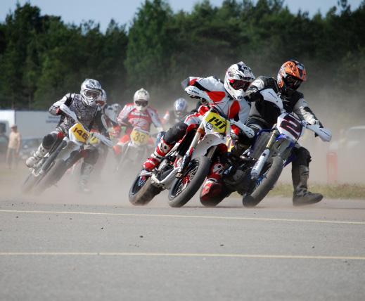 SUPERMOTO Supermoto on yhteislähdöllä tapahtuva nopeuskilpailu, joka ajetaan suljetulla ja osittain tai kokonaan päällystetyllä radalla.