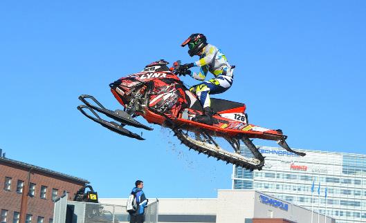 SNOWCROSS Snowcross on motocross-tyyppinen nopeuskilpailu suljetulla, lumipintaisella radalla. Laji vaatii taito- ja kestävyysominaisuuksia.