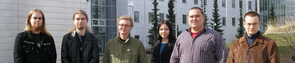 Figure 3: Projektiryhmän jäsenet Reetu (vas.), Markus, Iikku, Heidi, Aleksi, Matti. Kuvasta puuttuu Santtu. 1.3 Metodit ja työkalut Järjestelmä on toteutettu Java 1.